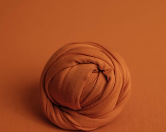 Stofkleurige oranje zitzakset voor newbornfotografie – Zachte studio-achtergrond en -wikkel