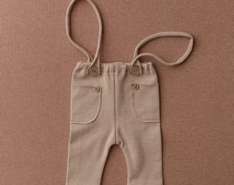 Handgemaakte fotoprop voor pasgeboren babyjongen – outfit met strepen in naturel beige