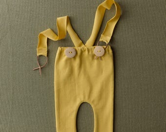 Handgemaakte fotoprop voor pasgeboren jongetjes – mosterdkleurige outfit, klaar voor de fotoshoot