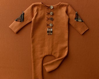 Handgemaakte cognackleurige outfit voor pasgeboren jongens – Fotorekwisiet met ruitjesdetails