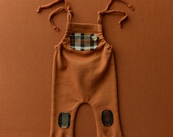 Handgemaakte cognackleurige outfit voor pasgeboren jongens – geruite zak, fotografie-accessoire