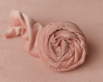 Kleiroze achtergronddoek voor pasgeborenfotografie – Zachte, elastische stof (Divine Props Design)