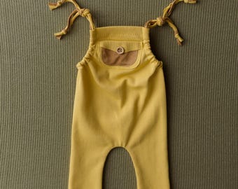 Handgemaakte outfit voor pasgeboren jongens – mosterdkleurige fotografieprop