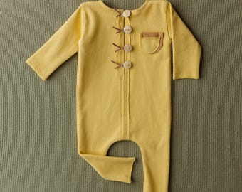 Handgemaakte outfit voor pasgeboren jongens – mosterdkleurige gebreide outfit als fotografieaccessoire