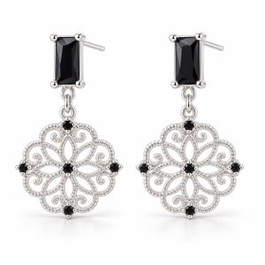 Può includere: Un paio di orecchini pendenti color argento con un perno a pietra nera rettangolare collegato a un ciondolo circolare in filigrana. L'intricata lavorazione in metallo è arricchita da cinque piccole pietre nere rotonde incastonate.