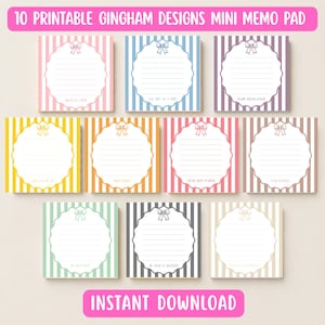 Puede incluir: Diez blocs de notas cuadrados con fondos de rayas tipo vichy en varios colores: rosa, azul, morado, amarillo, naranja, rojo, marrón, verde, gris y beige. Cada bloc tiene un marco festoneado blanco central con un lazo y papel rayado.