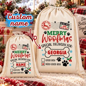 Może przedstawiać: Dwie płócienne torby ze sznurkiem w kolorze złamanej bieli z czerwono-zieloną grafiką świąteczną. Tekst brzmi Merry Woofmas Special Delivery For, z kształtem kości na imię, polami wyboru Good Boy lub Very Good Boy oraz pieczątką bieguna północnego.