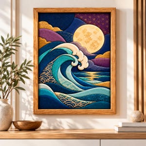 Puede incluir: Una lámina de arte mural enmarcada que muestra una ola oceánica estilizada en tonos azules y verde azulado, una gran luna amarilla pálida y nubes moradas y doradas. La composición incluye patrones geométricos intrincados y capas texturizadas.