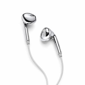 Auriculares con cable cromados, diseño metálico, con micrófono, conectores USB tipo C, Lightning y 3,5 mm.