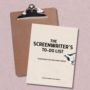 Könnte beinhalten: Ein braunes Holz-Klemmbrett mit einem cremefarbenen Dokument mit dem Titel THE SCREENWRITER'S TO-DO LIST. Der Text enthält 15 QUESTIONS TO GET ANY SCRIPT STARTED und CREATED BY KIMBERLY NICOLE WALKER sowie eine Grafik einer Hand mit Stift.