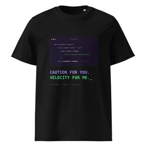 以下が含まれることがあります： 黒の半袖Tシャツ。暗いウィンドウ内のコードスニペットのグラフィックがプリントされています。テキストは「CAUTION FOR YOU. VELOCITY FOR ME.」と書かれています。その下に、小さな白いフォントで「git commit -m "ship it" --no-verify」と記されています。