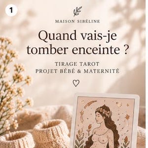 Può includere: Una carta dei tarocchi con l'illustrazione di una persona incinta con capelli lunghi e corona di fiori, etichettata 'UN NOUVEAU CHAPITRE'. La carta è accanto a un paio di scarpine da neonato in maglia beige. Testo: 'MAISON SIBÉLINE', 'Quand vais-je tomber enceinte ?', 'TIRAGE TAROT PROJET BÉBÉ & MATERNITÉ', 'ÉCOUTE • INTUITION • ESPOIR • NOUVEAUX HORIZONS'.