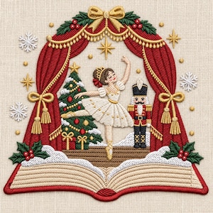 Può includere: Un disegno ricamato che raffigura un libro aperto con una scena teatrale all'interno. Una ballerina in abito bianco danza accanto a uno schiaccianoci e a un albero di Natale decorato. La scena è incorniciata da tende rosse con nappe dorate.