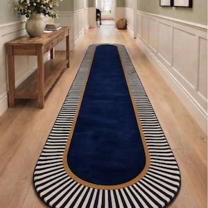 Alfombra de pasillo azul marino, alfombra con borde a rayas, detalles dorados, extremo redondeado para la entrada del pasillo.