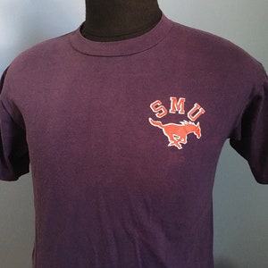 Camiseta vintage dos anos 80 da SMU Southern Methodist University Mustangs NCAA College Football - MÉDIA