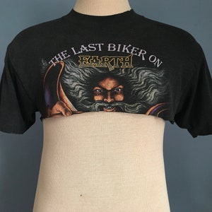 Motocykle Harley Davidson Vintage z lat 90. Ostatni motocyklista na Ziemi będzie jeździł Harleyem Koszulka promocyjna Wizard Emblem 3D z 1990 r. w wersji skróconej - MAŁA