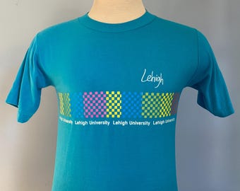 Camiseta vintage de los Mountain Hawks de la Universidad de Lehigh de los años 80 (talla pequeña)