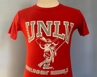 Camiseta vintage de baloncesto de los UNLV Runnin' Rebels de la Universidad de Nevada Las Vegas de los años 80 (talla pequeña)
