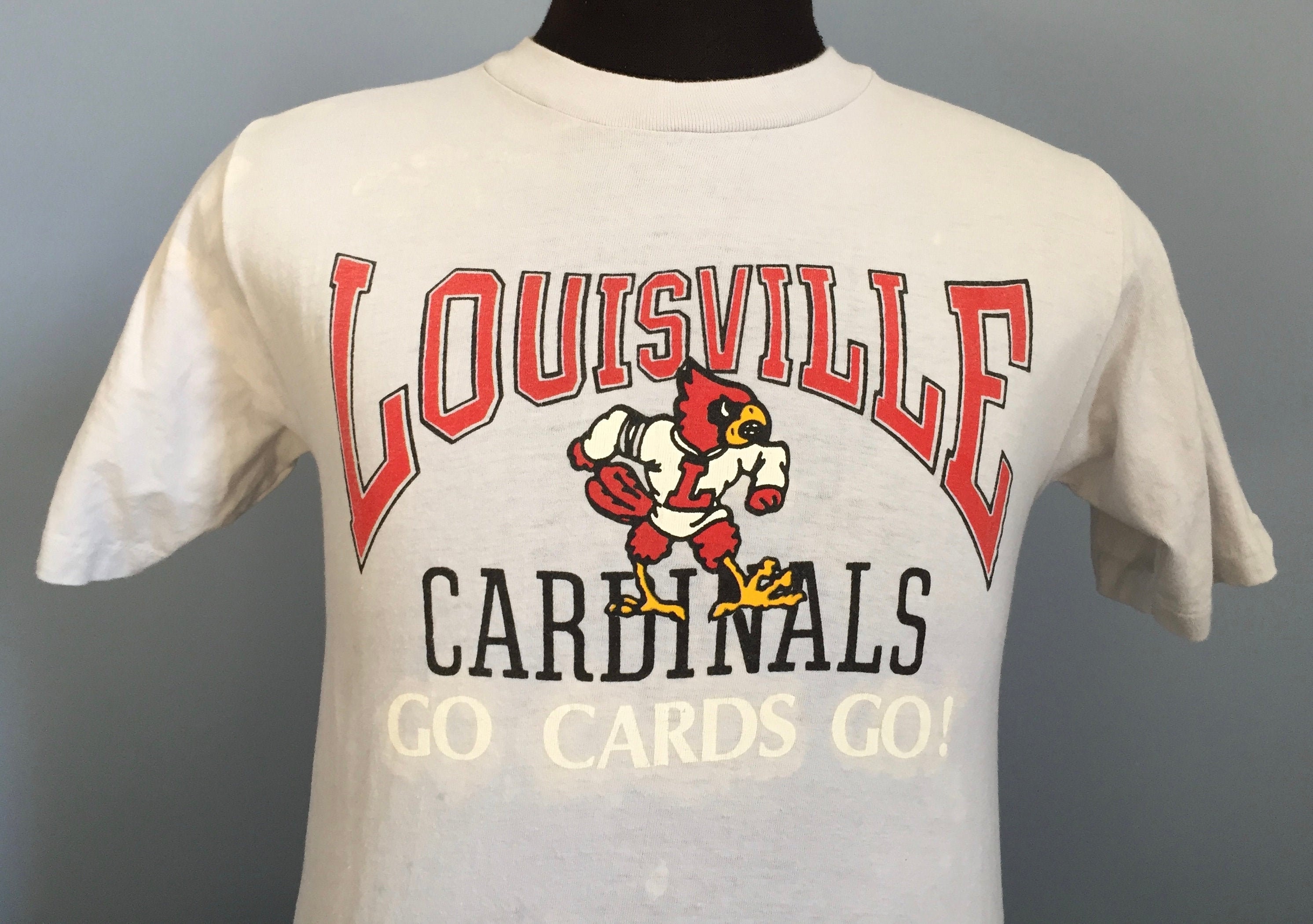 StranStarsBest 80s Vintage Louisville Cardinals University Go Cards Go! NCAA College T-Shirt - Small