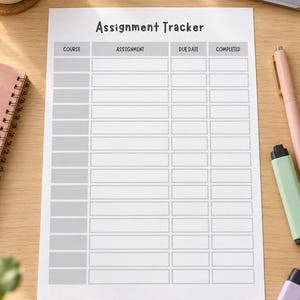 Może przedstawiać: Biały arkusz papieru do śledzenia zadań z układem siatki. Nagłówek brzmi Assignment Tracker, z kolumnami oznaczonymi jako Course, Assignment, Due Date i Completed. Siatka zawiera dwanaście wierszy pustych prostokątnych pól do wpisywania.