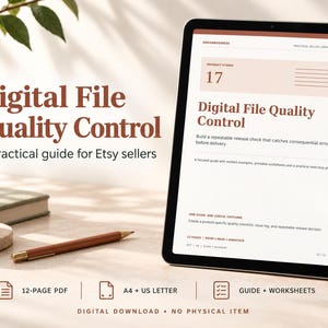 Può includere: Un tablet che mostra una guida digitale intitolata Digital File Quality Control, una guida pratica per i venditori Etsy. Lo schermo mostra la pagina 17 con testo sui controlli di rilascio. Le icone indicano un PDF di 12 pagine, A4 e US Letter.