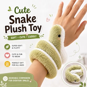 Puede incluir: Un juguete de serpiente de peluche con pelaje verde oliva y blanco envuelto alrededor de una muñeca. El juguete presenta pequeños ojos negros y detalles de mejillas rosadas. El texto en la imagen incluye "Cute Snake Plush Toy" y "Super Soft & Fluffy."