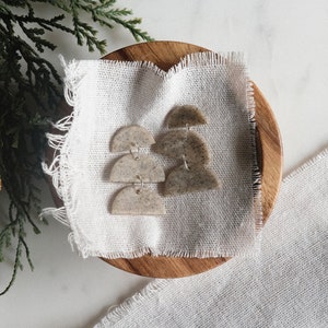 Granit Halbkreis Moderne Minimalistische Statement Ohrringe | Leichtgewicht | Handarbeit | Hypoallergen | Geschenke für sie | Fimo