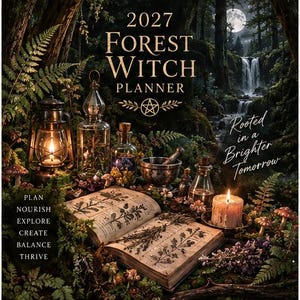 Può includere: Un'agenda 2027 Forest Witch Planner con un libro aperto di illustrazioni botaniche, una lanterna accesa, flaconi di vetro, un mortaio con pestello e una candela. Il testo recita 2027 Forest Witch Planner, Rooted in a Brighter Tomorrow, Plan, Nourish, Explore, Create, Balance, Thrive.