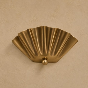 Handgemaakte messing wandlamp met geschulpte rand, wandlamp met geribbelde schelp, Art Deco badkamerlamp uit het midden van de vorige eeuw, vintage messing woondecoratie