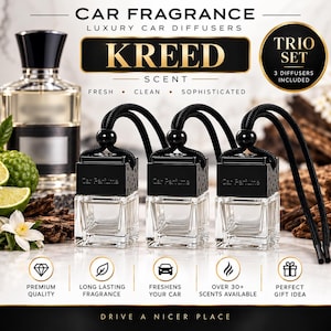 Puede incluir: Un conjunto de tres difusores de fragancia para coche de cristal transparente con tapas cuadradas negras y cordones negros. El texto dice CAR FRAGRANCE, KREED SCENT, TRIO SET, 3 DIFFUSERS INCLUDED, PREMIUM QUALITY y DRIVE A NICER PLACE.