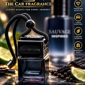 Op de afbeelding: Een vierkante glazen autodiffuser met een zwarte dop en een zwart ophangkoord. Het flesje is voorzien van de tekst CarPerfume. Op de achtergrond is een flesje met het label Sauvage Inspired zichtbaar, samen met limoenschijfjes en peperkorrels.