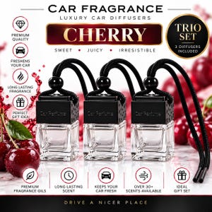 Pode incluir: Um conjunto trio de três difusores de fragrância para carro em vidro transparente com tampas pretas e cordões pretos. A embalagem apresenta o texto Car Fragrance, Cherry e Trio Set, com imagens de cerejas e vários ícones.