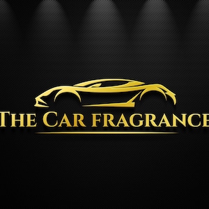 Puede incluir: Un logotipo de color dorado que presenta la silueta estilizada de un coche deportivo sobre el texto THE CAR FRAGRANCE en una fuente serif, todo sobre un fondo oscuro y texturizado con sutiles efectos de iluminación en la parte superior.