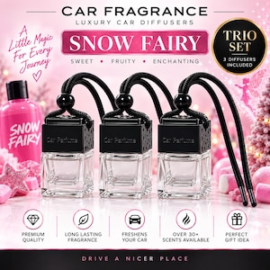 Op de afbeelding: Een trio-set van drie autogeurdiffusers van helder glas met zwarte doppen en zwarte ophangkoorden. De verpakking bevat de tekst Car Fragrance, Snow Fairy, Sweet, Fruity, Enchanting, Trio Set, 3 Diffusers Included en A Little Magic For Every Journey.