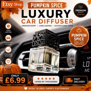 Op de afbeelding: Een vierkant glazen autodiffuserflesje met een zwarte decoratieve dop met een uitgesneden patroon. De tekst op de afbeelding luidt PUMPKIN SPICE LUXURY CAR DIFFUSER, PREMIUM SCENT, LONG LASTING, ELEVATE EVERY DRIVE en PUMPKIN SPICE WARM COZY IRRESISTIBLE.