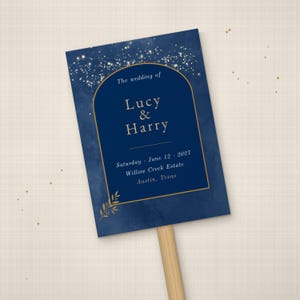 Puede incluir: Un abanico rectangular para programa de boda con fondo de acuarela azul oscuro, constelaciones doradas y un marco arqueado dorado. El texto dice: The wedding of Lucy & Harry, Saturday, June 12, 2027, Willow Creek Estate, Austin, Texas.
