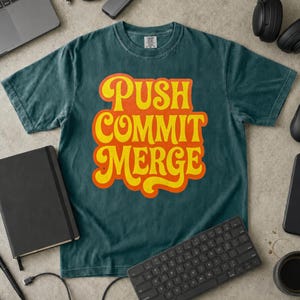 Retro-T-Shirt für Git-Programmierer im 70er-Jahre-Stil, Push-Commit-Merge-Shirt, Geschenk für Softwareentwickler (Komfortfarben)