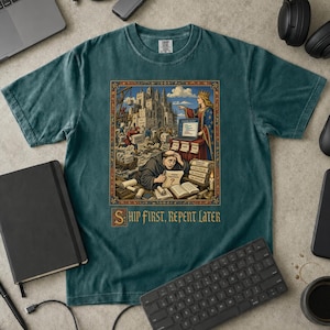 Camiseta de programador con manuscrito medieval, "Primero lanza, luego arrepiéntete", regalo humorístico para startups (colores cómodos)
