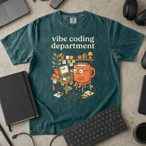 Camiseta del Departamento de Codificación Vibe, Taza de Café, Camiseta con Personaje, Regalo para Programadores de IA (Colores Cómodos)