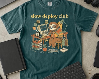 Maglietta Slow Deploy Club Sloth Developer, illustrazione di una scrivania accogliente, maglietta umoristica DevOps (Comfort Colors)