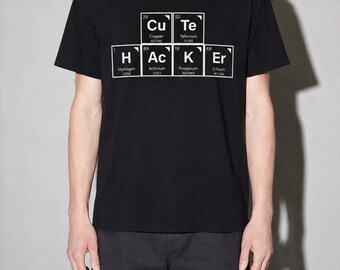 T-shirt minimalista da hacker, con design ispirato alla tavola periodica, ideale come regalo per gli appassionati di sicurezza informatica (colori comodi)