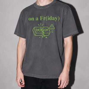 T-shirt « Déploiement en production le vendredi », T-shirt humoristique pour développeurs avec bouton de déploiement, T-shirt DevOps, Cadeau pour ingénieur logiciel, Couleurs confortables
