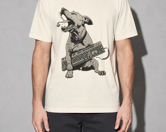 Maglietta divertente con cane che tiene in mano una tastiera, stile incisione vintage, regalo per programmatori (Comfort Colors)