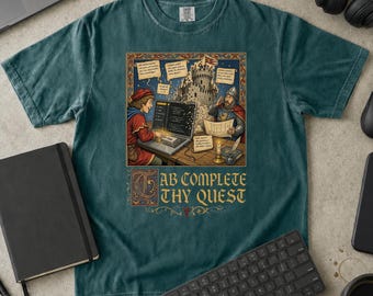 Maglietta da programmatore con scritta in manoscritto medievale, Tab Complete Thy Quest, Regalo per sviluppatori (Comfort Colors)