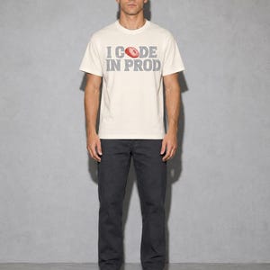 I Code in Prod Tシャツ、DevOpsユーモアギフト、コンフォートカラーズグラフィックTシャツ