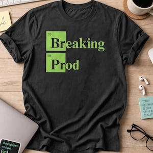 Pode incluir: Uma t-shirt preta de manga curta com um design gráfico composto por dois quadrados verde-claros contendo os números 35 e 59. O texto "Breaking" está impresso a preto ao lado do primeiro quadrado e "Prod" ao lado do segundo.