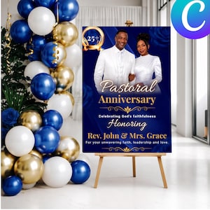 Könnte beinhalten: Ein rechteckiges Schild auf einer Holzstaffelei mit dunkelblauem Hintergrund, goldenen Akzenten und einem Foto eines Paares. Der Text lautet: Pastoral Anniversary, Celebrating God's faithfulness, Honoring Rev. John & Mrs. Grace, 25+.