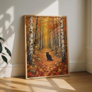 Könnte beinhalten: Ein rechteckiger gerahmter Kunstdruck mit einem Gemälde einer schwarzen Katze, die in der Mitte eines Waldwegs sitzt. Die Szene ist mit hohen Birken und einem Boden voller leuchtend orangefarbener, roter und gelber Herbstahornblätter gefüllt.