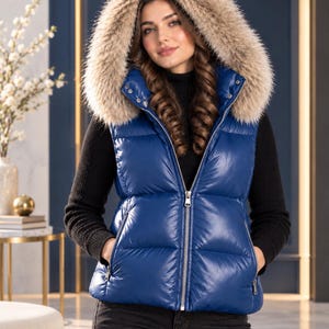 Doudoune sans manches en cuir bleu pour femme, gilet d'hiver matelassé avec capuche bordée de fausse fourrure beige