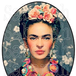 Peut inclure: Portrait d'une femme aux cheveux foncés portant un collier en crochet coloré. Elle porte une couronne de fleurs avec des fleurs roses et blanches. L'arrière-plan est un motif floral flou.